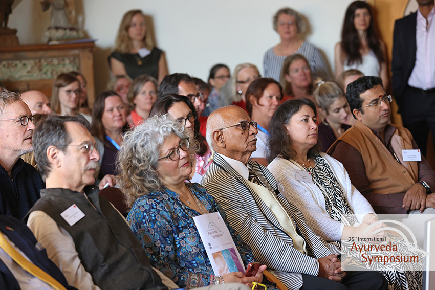 Zuhörer sitzen auf dem Ayurveda Symposium in Birstein