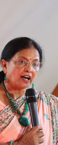 Prof. Dr. Tanuja Nesari spricht auf der Bühne in Birstein